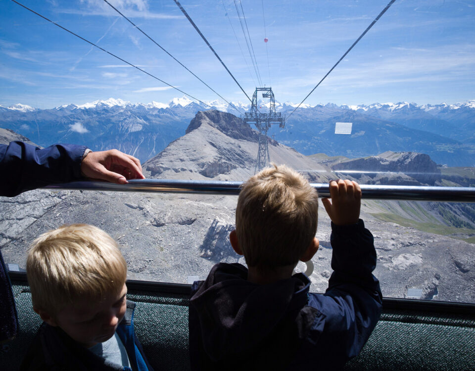 Familie auf Seilbahn